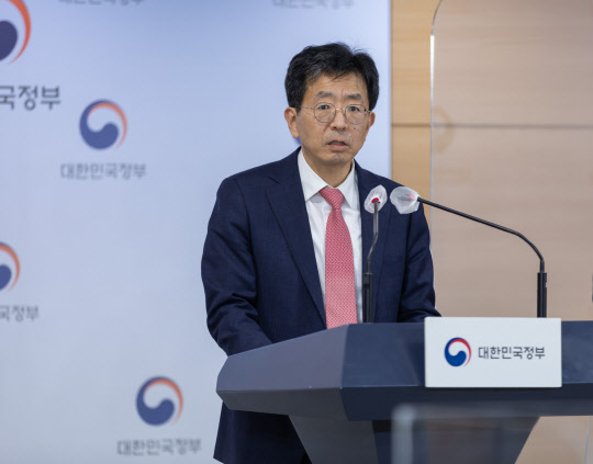 양청삼 개인정보보호위원회 조사조정국장이 8일 오후 정부서울청사 3층 합동브리핑룸에서 '제3자 제공 고지 미흡 및 미동의 시 서비스 제공을 거부한 카카오모빌리티에 제재'건을 브리핑하고 있다. 개인정보보호위원회 제공